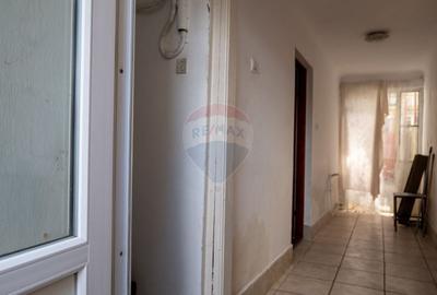 Oferta - casa de vanzare  si teren 241 mp, in zona Andronache - 9