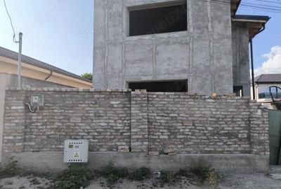 Casă cu 3 camere cu Teren 276 Mp în Central - 2