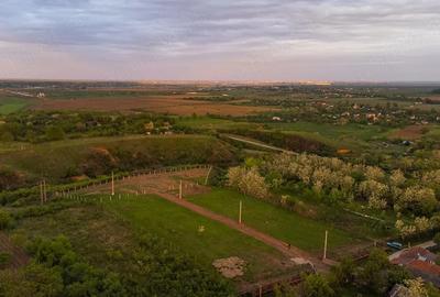 Teren de 2400 mp, în Cârlomănești - 1