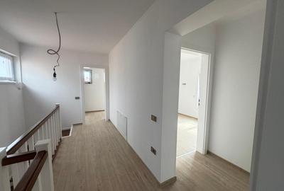 Casa cu garaj, lângă Carrefour, la asfalt - 5 camere, 3 băi - 5