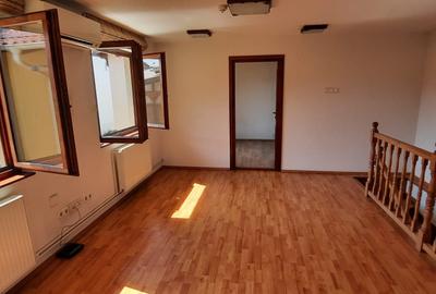 Casă cu 5 camere în Central