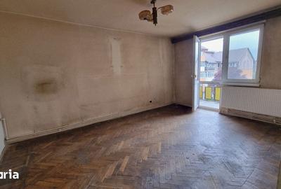 Apartament cu 3 camere decomandat în Petros - 1