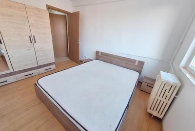 Apartament 2 semidecomandate, zona Milcov - 11