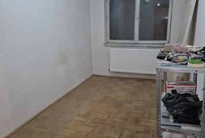 Apartament cu 3 camere semidecomandat în Cet - 9