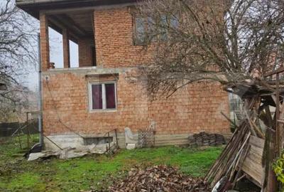 Casă cu 4 camere cu Teren 976 Mp în Luna - 10