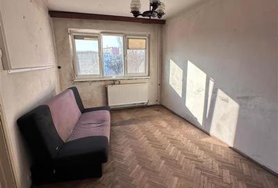 Apartament cu 2 camere semidecomandat în Podu Roș