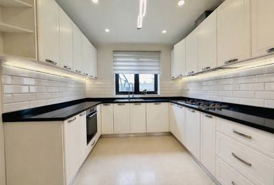 Duplex cu 6 camere cu Canalizare în Central - 3