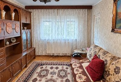 Apartament cu 3 camere decomandat, mobilat în Lipovei