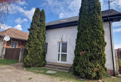 Casă cu 4 camere în Dumbrăvioara