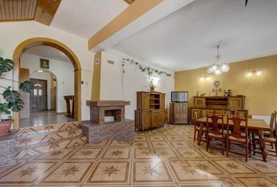 Casă cu 7 camere cu Canalizare în Central - 3