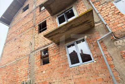 Apartament cu 3 camere decomandat în Tractorul - 4