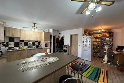 Apartament cu 3 camere semidecomandat în Florești