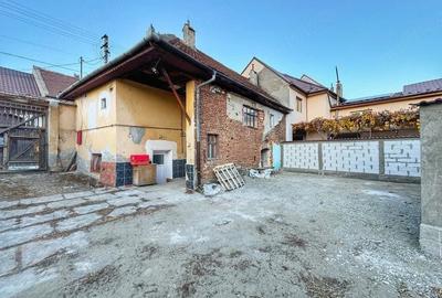 Casă cu 2 camere cu Teren 351 Mp în Sadu - 2