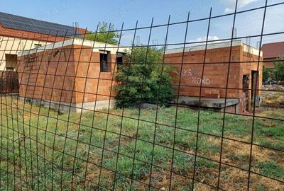 Casa individuala, strada asfaltata, toate utilitatile in fata imobilului. Proprietar - 2