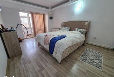Apartament cu 4 camere decomandat în E3