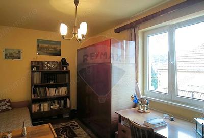 Apartament cu 3 camere semidecomandat în Central - 2