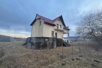 Casă cu 5 camere cu Canalizare în Central - 8