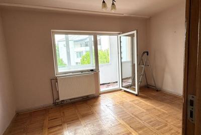 De vanzare apartament cu 3 camere decomandate -  etaj intermediar - Petru Rares