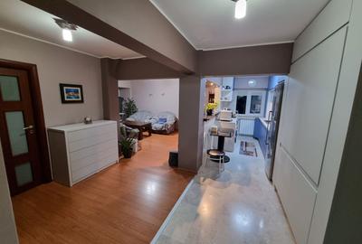 Apartament cu 4 camere semidecomandat, mobilat în CET - 5