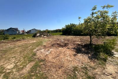 Teren intravilan de 900 mp, în Est
