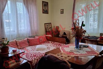 Casă cu 3 camere semidecomandat în Central - 1