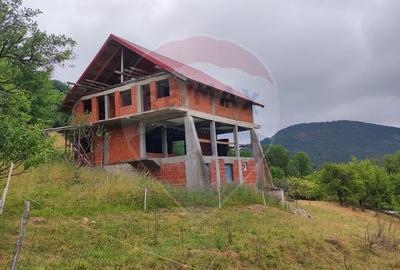 Casă individuală cu 6 camere în Șuncuiuș