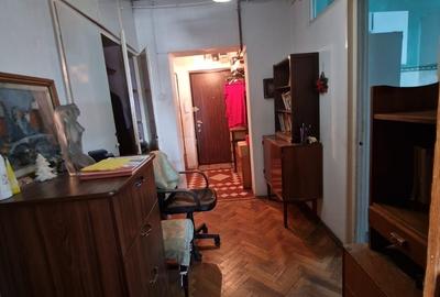 Piata Romana, Povernei, stradal - 14