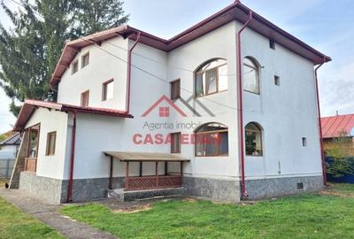 Casă individuală cu 8 camere în Central
