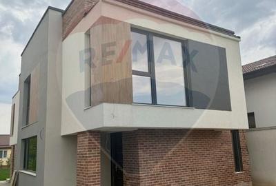 Casa / Vila cu 4 camere de vanzare - 1