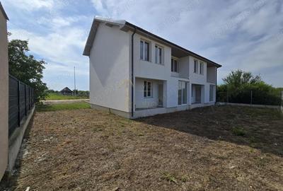 Casă cu 4 camere cu Canalizare în Central