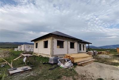 Case familiale la rosu in Lazarea, jud. Harghita - 1