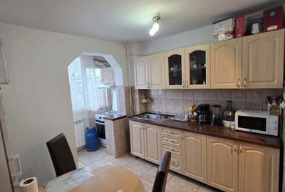 Apartament cu 3 camere semidecomandat în Central - 1