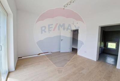 Casa / Vila - 132,5 mp  , teren - 264 mp  / zona Carcea - 17