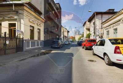 Casă cu 13 camere cu Teren 225 Mp în P-ța Victoriei - 2