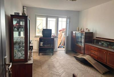 Apartament cu 3 camere decomandat în Calea București