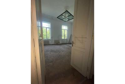 Casă individuală cu 30 camere cu Teren 687 Mp în P-ța Universității - 8