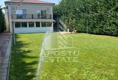 Casă individuală cu 10 camere cu Canalizare în Lipovei