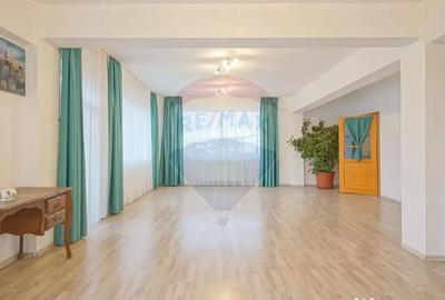 Spațiu comercial, de 400 mp, în Central - 3