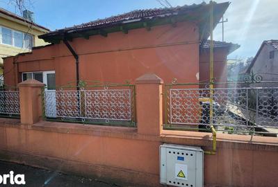 Casă cu 3 camere cu Canalizare în Central