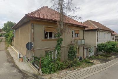 Casa renovabila cu teren generos de 700 mp in zona Garii - Oradea - 1