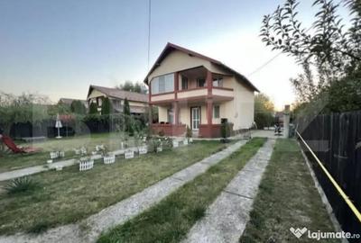 Casă cu 4 camere cu Canalizare în Central