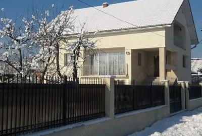 Casă cu 4 camere cu Teren 450 Mp în Central - 1