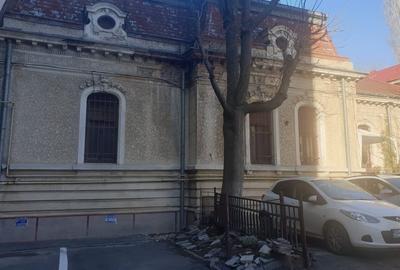 Casă cu 8 camere semidecomandat cu Canalizare în Dorobanți - 2