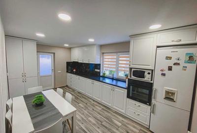 Casă cu 4 camere decomandat în Central - 4