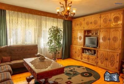 Casa cu etaj in Agas, eleganta clasica si mobila sculptata manual in lemn masiv - 4