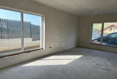 Casă cu 5 camere cu Teren 380 Mp în Luna - 6