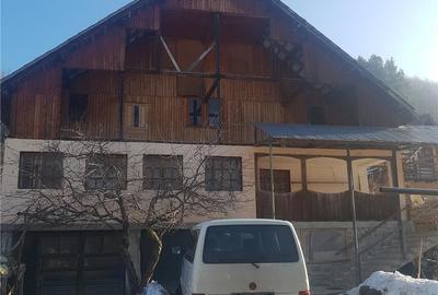 Casă cu 3 camere cu Teren 2500 Mp în Sălătrucu - 1
