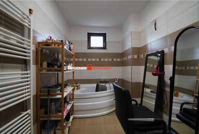 Casă cu 6 camere cu Teren 814 Mp în Sânmartin - 3