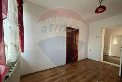 Casă cu 7 camere cu Teren 242 Mp în Șelimbăr - 1