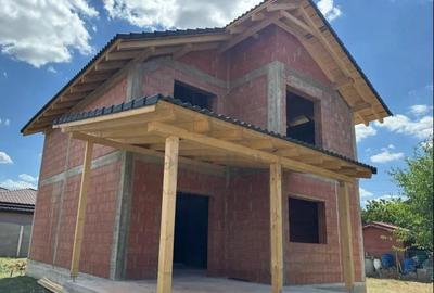 Casă individuală cu 4 camere cu Canalizare în Moșnița Nouă